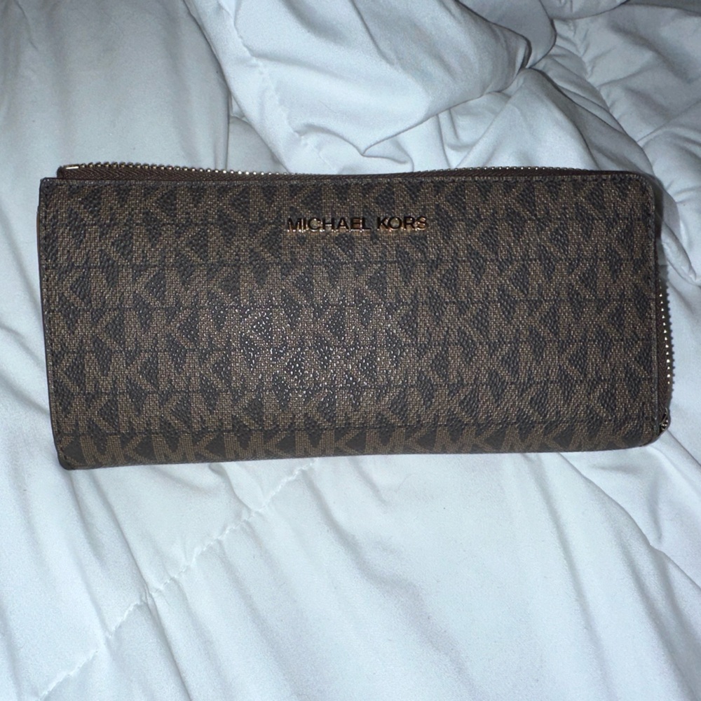 Michael Kors Jet set travel large logo quarter zip wallet